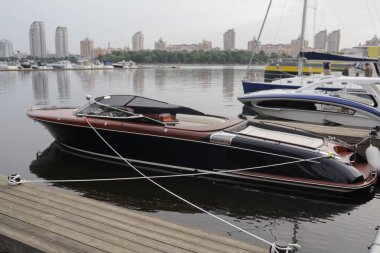 Rıhtıma demirlenmiş lüks yatlar. Güneşle aydınlatılmış. Aktarım