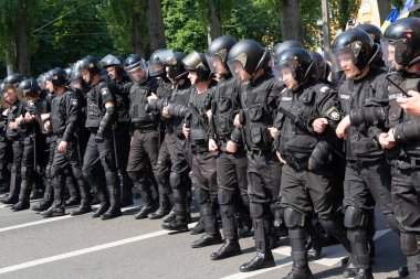 Kyiv, Ukrayna - 18 Haziran 2017: Eşitlik yürüyüşünde toplum eylemcilerini koruyan polis memurları