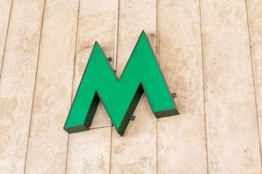 Kyiv, Ukrayna - 18 Haziran 2017 Bir istasyonun dışındaki metro tabelası