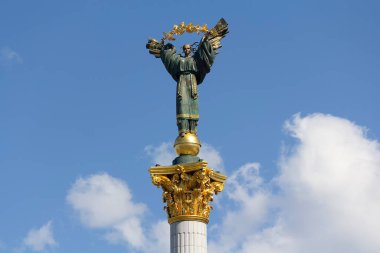Berehynia Heykeli, Kyiv 'deki Bağımsızlık Anıtı' nın tepesinde. Ukrayna