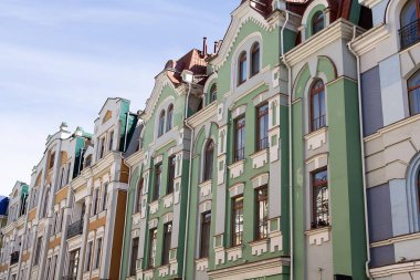 Klasik tarzda güzel çok renkli evler. Mimari