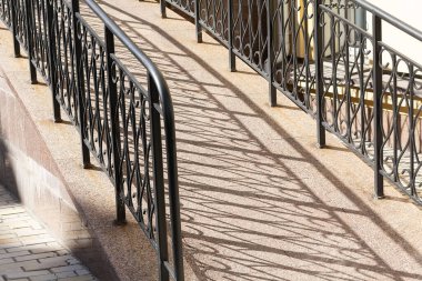 Evin korkuluklarında elementler, çelik bir tahtayla merdiven basamakları. Mimari