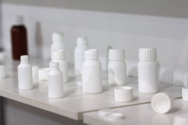 Rafta bir sürü boş ilaç şişesi var. Sanayi