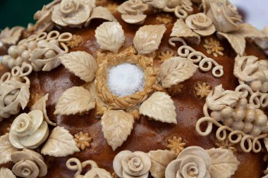 Tuzlu taze somun. Ukrayna ve Rus düğün gelenekleri. Lezzetli pasta.