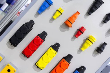 Mağazanın penceresinde çeşitli elektrik ürünleri örnekleri var. Sanayi