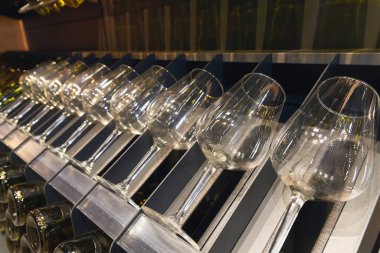 Gözlük ve şişe şarap mahzeni bir rafa. Alkol