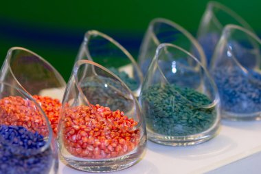 Sergi standında çok renkli tohumlar var. Tarım