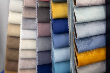 Mobilya dükkanındaki mobilya kumaşından örnekler. Sanayi