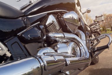 Motosiklet motoru, parlak krom detaylar ve parlatılmış metalle. Aktarım