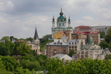 Antik Andrew 's Descent caddesinin ve St. Andrew Kilisesi' nin güzel manzarası. Kyiv, Ukrayna
