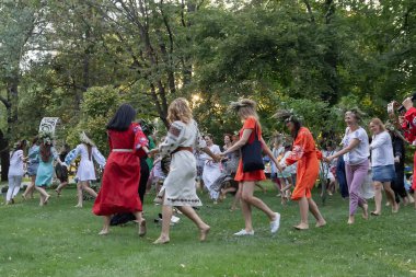 Kiev, Ukrayna - 06 Temmuz 2018: Ivan Kupala geleneksel Slav tatil kutlamak için bir dans kadın kurşun