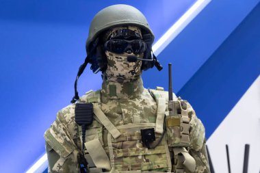 Askeri miğferli ve modern askeri teçhizatlı bir manken. Sanayi