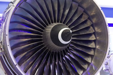 Modern havacılık motoru sergi standında. Sanayi