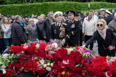 Kiev, Ukrayna - 09 Mayıs 2019: İkinci Dünya Savaşı gazileri ölen askerlerin anıtına çiçek bıraktı