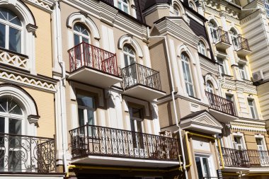 Klasik tarzda bina cephesi. Mimari