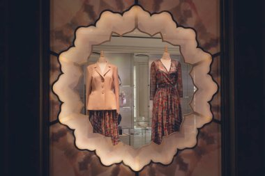 Butik vitrininde mankenler üzerinde şık kadın elbiseleri. Moda.