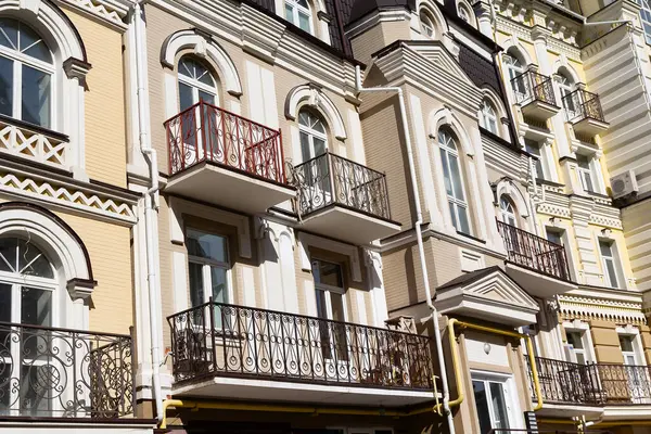 Klasik tarzda bina cephesi. Mimari