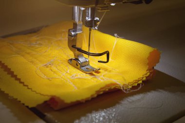 Dikiş makinesinin ayrıntıları yakın plan. Sanayi