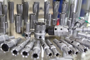 Vitrindeki endüstriyel sondaj metal kesme aleti. Değiştirilebilir matkaplar. Metal kesici aletler, CNC makinesi. Sanayi geçmişi