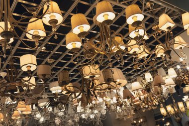 Mağaza vitrininde modern avizeler. Satılık.