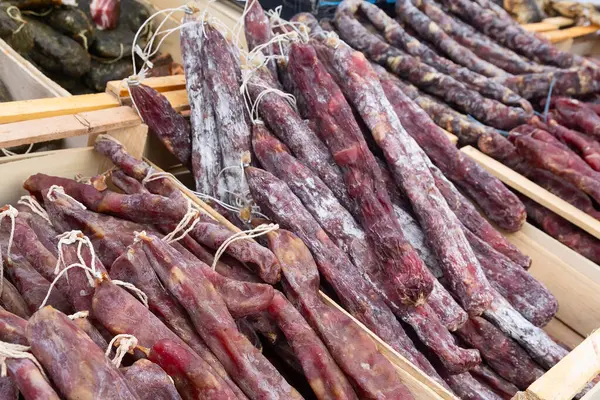 Çiftçi tezgahında nefis füme sosis. Yiyecek.