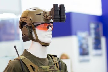 Kask ile gece görüş cihazı gösteri manken üzerinde. Silahlar