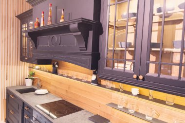 Klasik tarzda lüks siyah bir mutfak. İç mekan