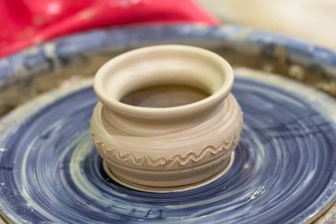 Çömlekçi çarkında bir kap, seramik bir ürünün şekillenmesi..