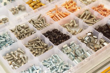 Cıvata, vida, somun, perçin dükkanı tezgahta. Perakende