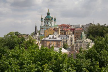 Antik Andrew 's Descent caddesinin ve St. Andrew Kilisesi' nin güzel manzarası. Kyiv, Ukrayna