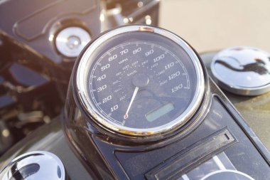 Motosikletlerin retro hız göstergesi yakın plan. Aktarım