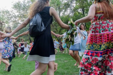 Kiev, Ukrayna - 06 Temmuz 2017: Kadınlar Ivan Kupala geleneksel Slav tatil kutlamaları sırasında yuvarlak bir dans sürücü