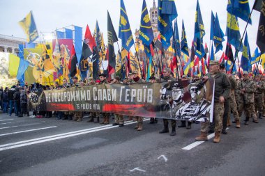 Kyiv, Ukrayna - 14 Ekim 2017: Ukrayna ordusunun kuruluş yıldönümü yürüyüşü sırasında milliyetçi partiler ve hareketler. Pankarttaki yazıda 