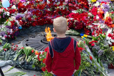 Kyiv, Ukrayna - 09 Mayıs 2016: İkinci Dünya Savaşı 'nda hayatını kaybeden askerlerin anısına verilen ebedi alevdeki çocuk