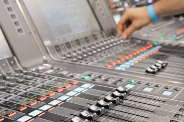 Ses mühendisi elleri ses karıştırıcıyı ayarlıyor kayıt, yayın stüdyosu, ses karıştırıcı