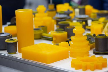 Poliüretan fuar standı üzerinde çeşitli ürünler. Sanayi