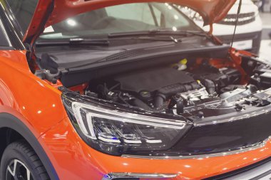 Tamirhanedeki motoru gösteren yeni bir arabanın kaputunu aç. Aktarım