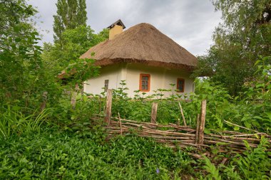 Köylülerin eski evi ve Pirogov Müzesi 'ndeki çit, Kyiv, Ukrayna