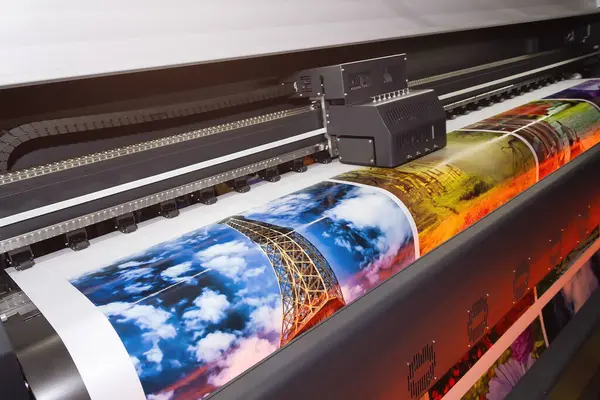 Büyük format yazdırma makinesi çalışıyor. Sanayi
