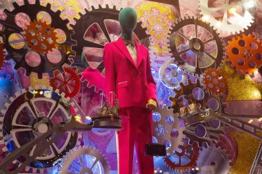 Orijinal bir tasarım sergisinde zarif bir takım elbise içindeki kadın manken. Moda.