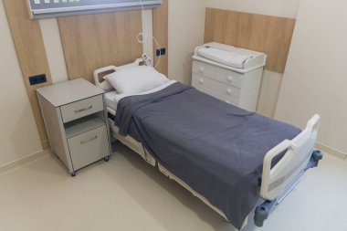 Hastane odası, yataklar ve rahat tıbbi ekipmanlar. Klinik