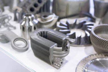 Metal tozundan 3d yazıcı basılarak üretilen numuneler. Progresif katkı lı 3d baskı teknolojisi
