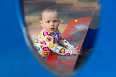 Parktaki çocuk parkında oynayan sevimli bebek. İnsanlar