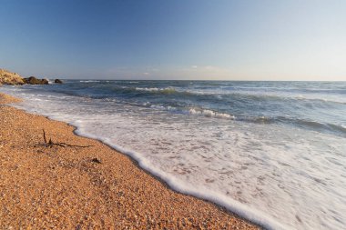 Deniz dalgası kumsalda