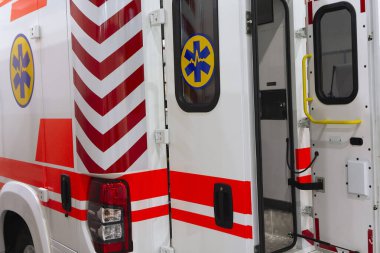 Ambulans arabasının kapısını aç. Tıbbi bakım