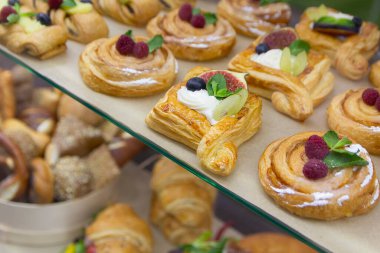 Böğürtlenli nefis pişirme ve cam vitrinde krema. Yiyecek.