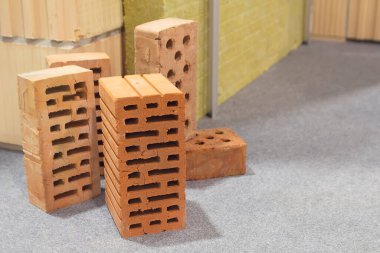 İnşaat sergisinde yalıtımlı tuğla bloklar. İnşaat endüstrisi