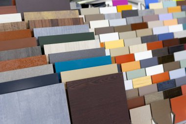 Sergi salonundaki havalandırma cephesi için çok renkli bileşik malzeme örnekleri. İnşaat endüstrisi