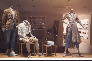 Erkek ve kadın mankenler vitrinde. Satılık.