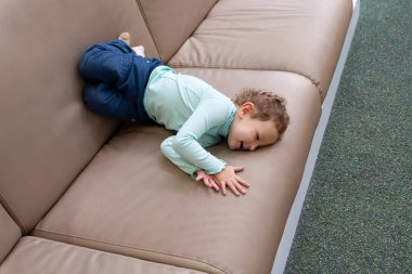 Alışveriş merkezinin çocuk parkında üç yaşında tatlı bir çocuk. İnsanlar